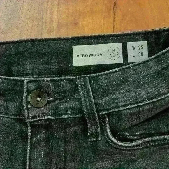 VERO MODA Flared Bootcut Gray Black 
Medium Raise Jeans with  Raw Hem. - Picture 5 of 8